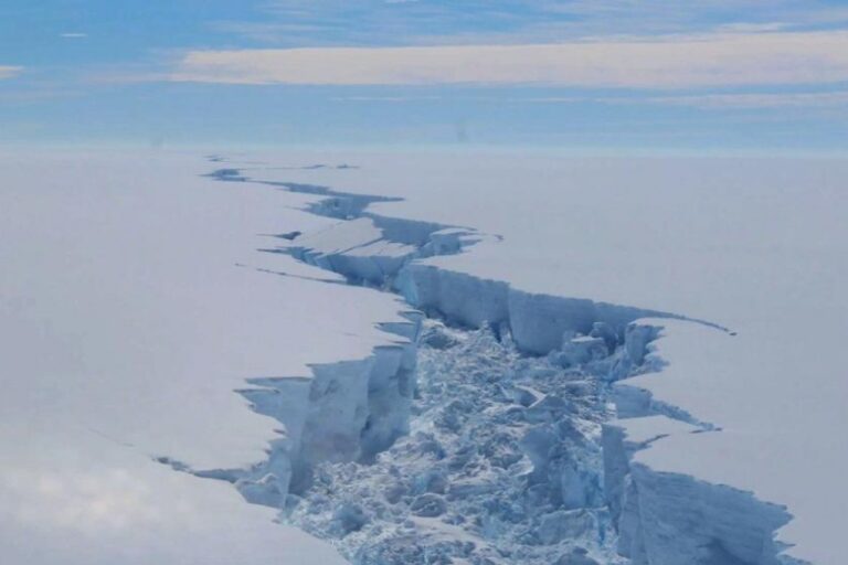 Alarmi global: “Ajsbergu më i madh në botë është shkëputur nga Antarktida”