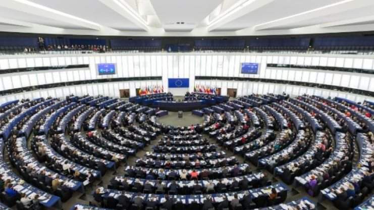 PE bën thirrje për heqjen e menjëhershme të masave ndaj Kosovës