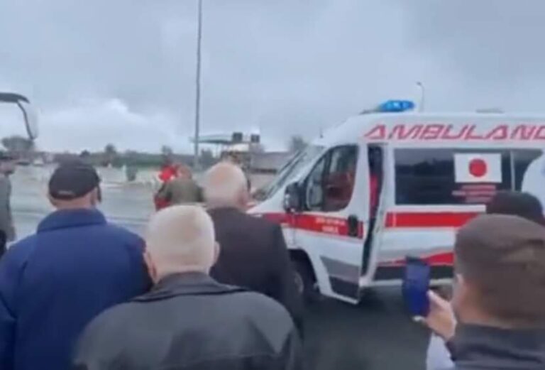 Rëndohet gjendja e udhëtarëve që Serbia i bllokoi në kufi- Dërgohen me ambulancë në spital
