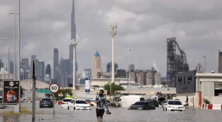 Përmbytjet ‘apokaliptike’ në Dubai që tronditën qytetin e përsosur, njerëzit braktisën ‘Rolls Royce’ në rrugë