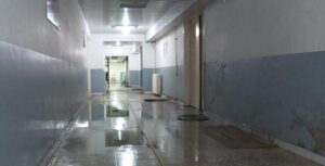 Reshjet e dendura të shiut përmbytën bodrumin e kirurgjisë në Tetovë