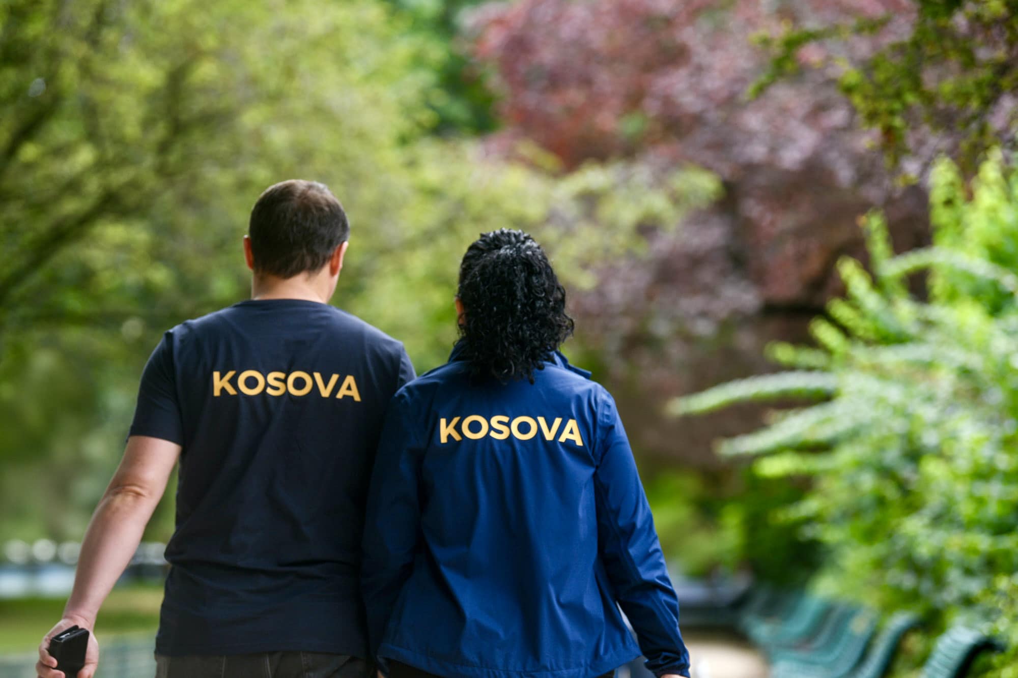 Të veshur me “Kosovë”, Osmani dhe burri i saj mbështesin ekipin tonë në Olimpiadë