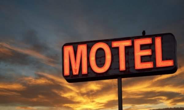 Gjendet i vdekur një 65-vjeçar në një motel në rrugën Prishtinë – Ferizaj, me të ishte një vajzë 27 vjeçe